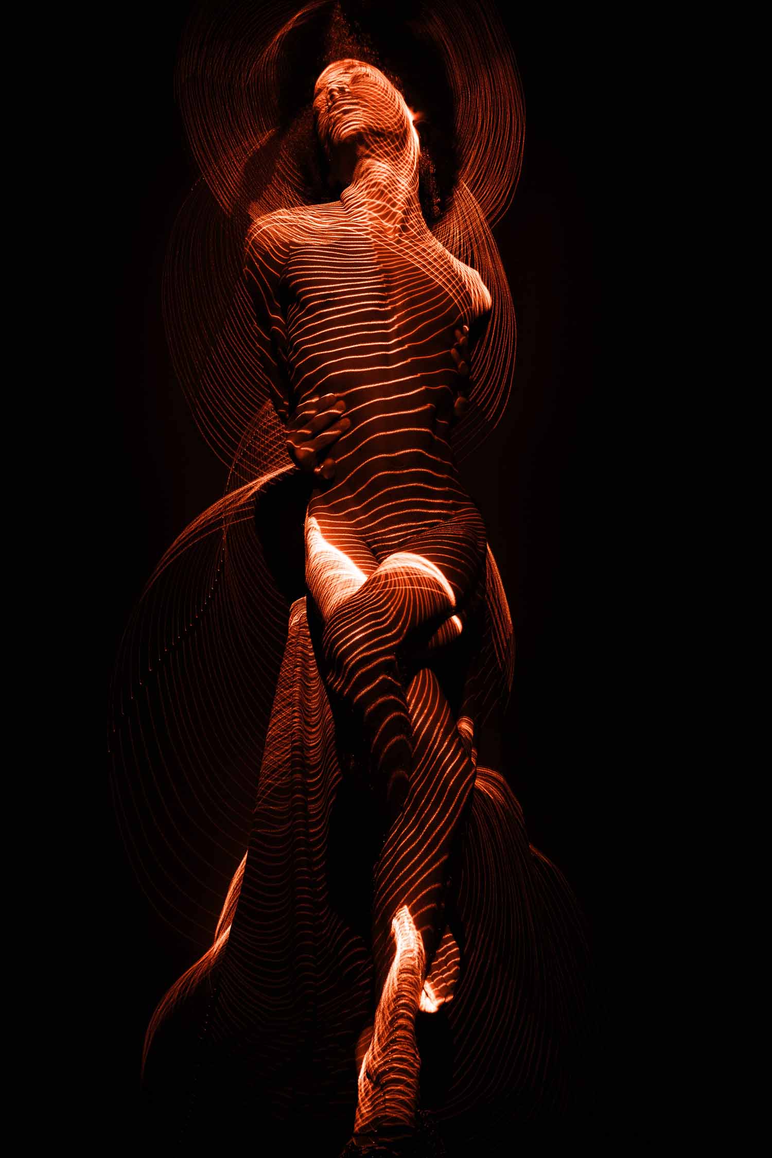 El momento refleja la metamorfosis oculta, un poema visual de cambio y belleza desnudada.
