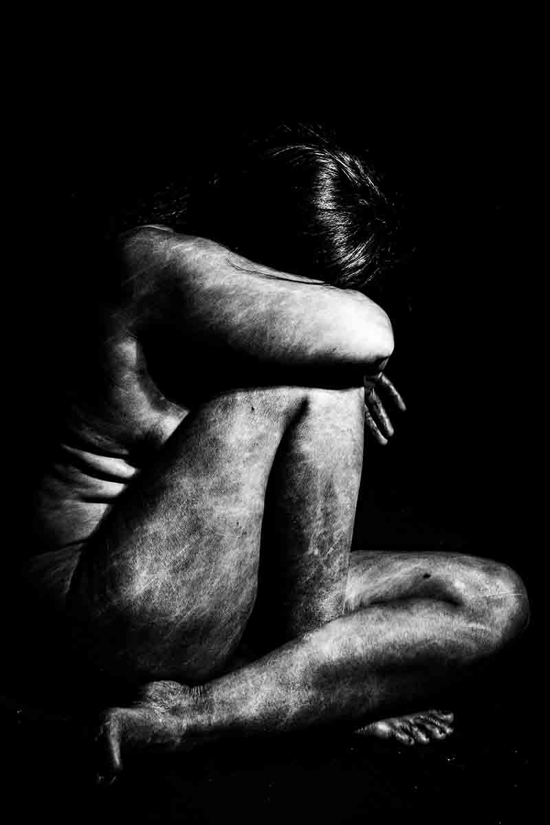 Anhedonia invade su alma, secuela del maltrato psicológico que la dejó sin esperanza ni alegría.